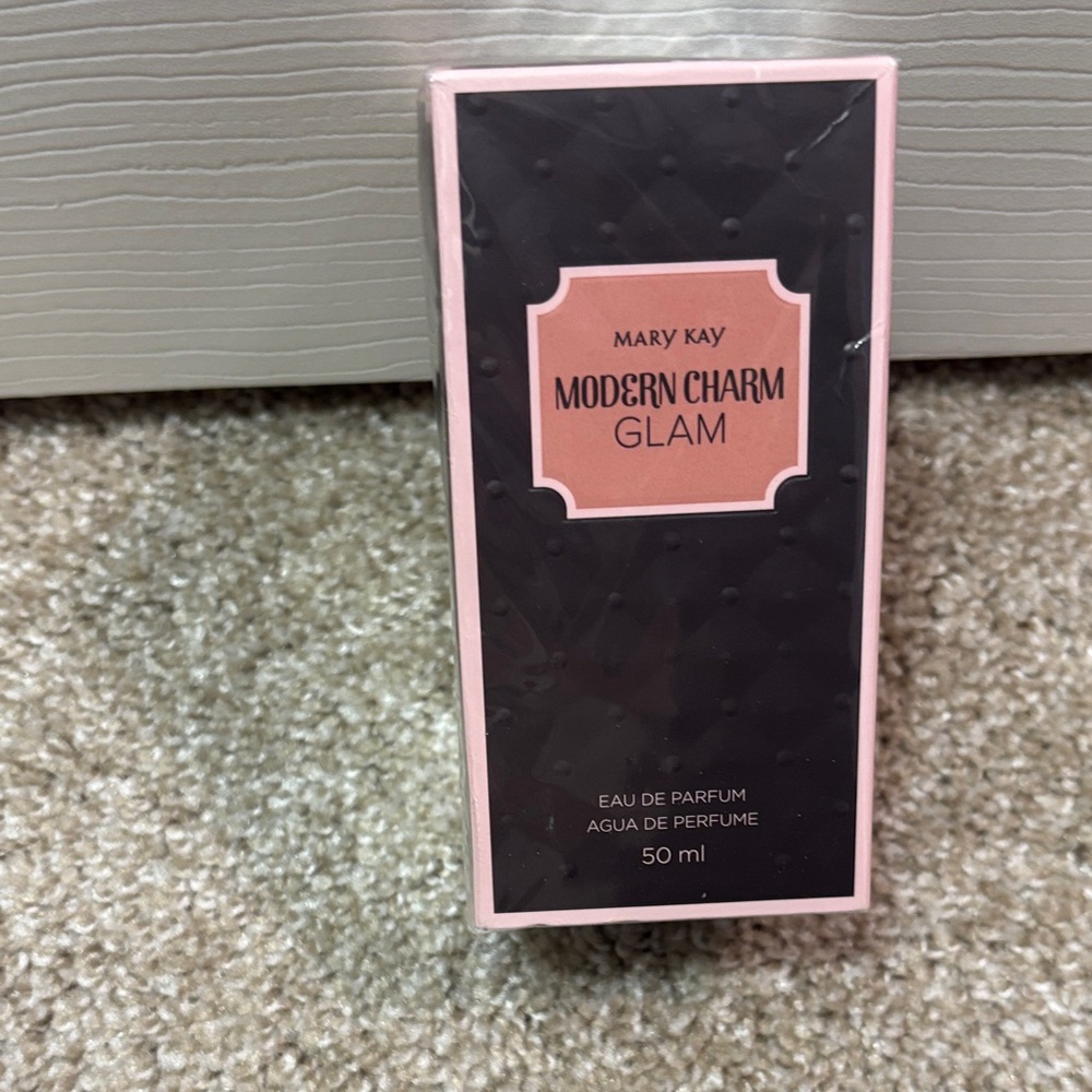 Mary Kay Modern Charm Glam Eau de Parfum - Black and Pink